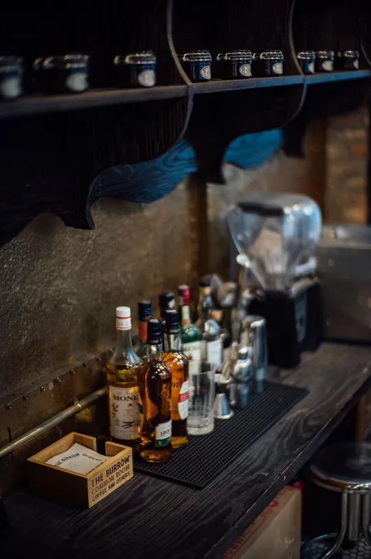 厨房里的柜台上放着瓶装酒