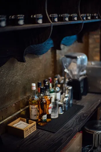 厨房里的柜台上放着瓶装酒