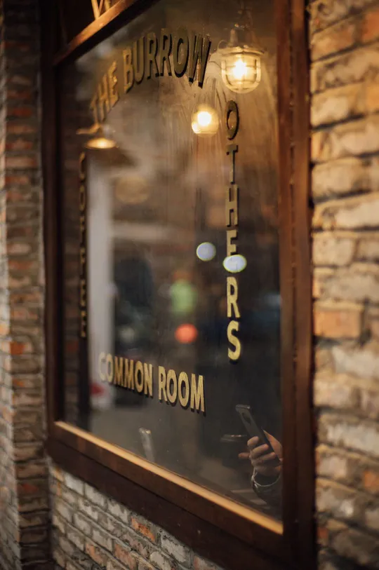 餐厅窗户上的一个标志