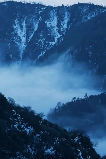 山谷中有雾和云的山