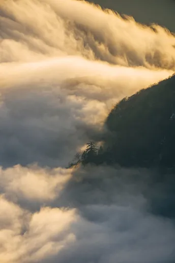 远处的山脉上空云海翻滚