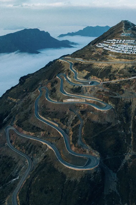 蜿蜒的山路