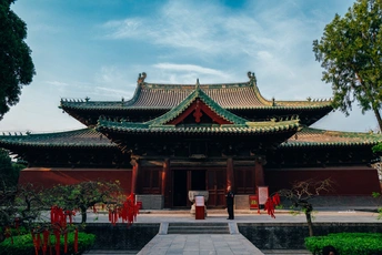 前方有树的大佛塔