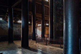 教堂或寺庙内部 有大型圆柱和地板上的长凳