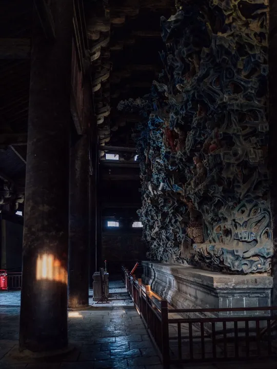 在寺庙的一个黑暗的房间里 墙上有一盏灯