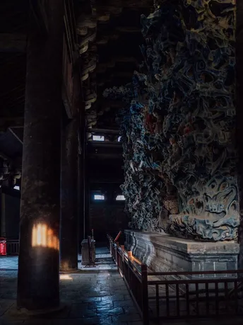 在寺庙的一个黑暗的房间里 墙上有一盏灯