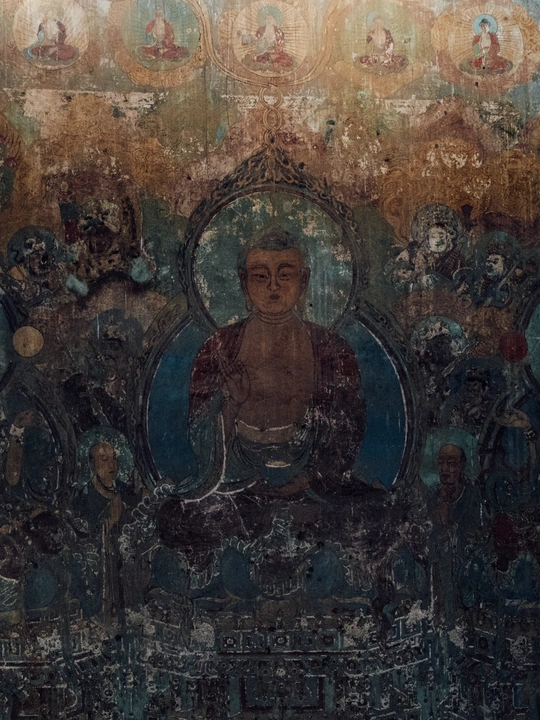 壁画上一个男人坐在墙上