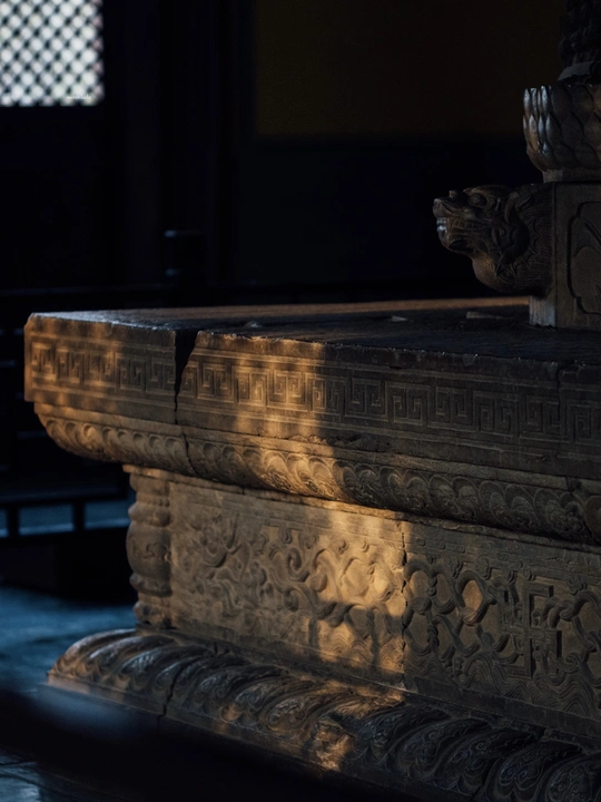 一个被阳光透过柱子照射进来的黑暗房间