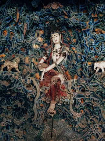 一座寺庙的墙上的一座雕像