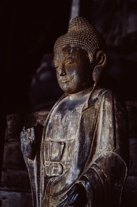 一座寺庙里的作者雕像