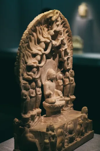 一个 figurine 坐在博物馆里展览。