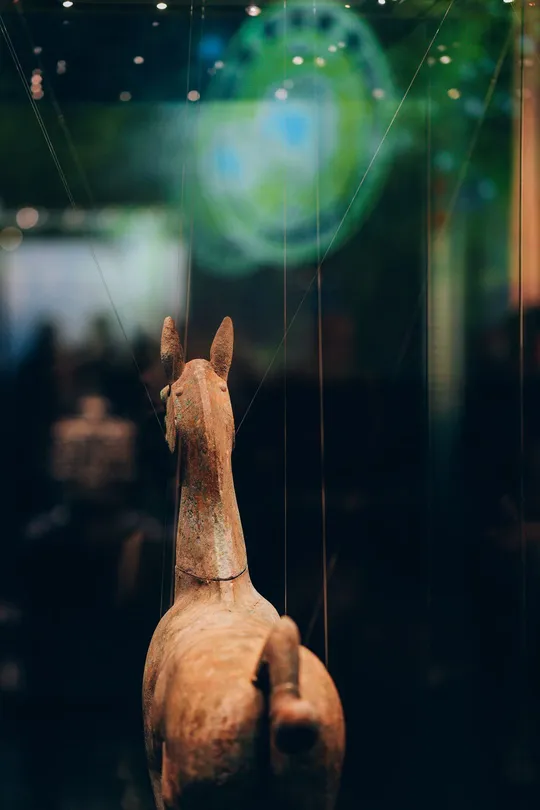 在博物馆里展示的一个陶瓷马