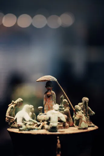 一组小人物的小雕像