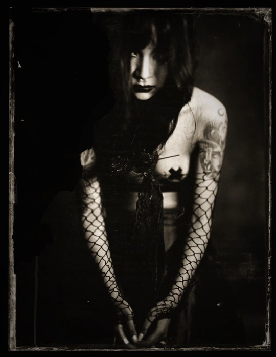 一张黑白照片中的女人