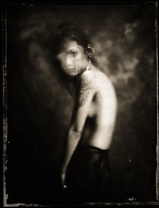 一张黑白照片 一个男子和一个女孩