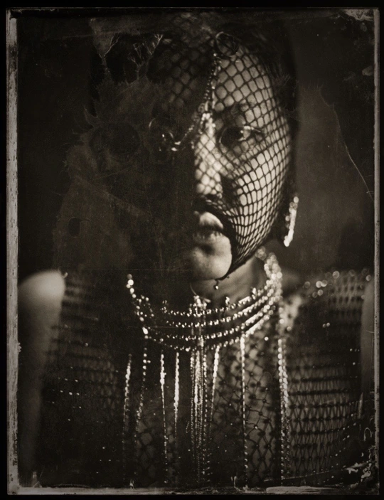 一张黑白照片 女人戴面纱遮住脸