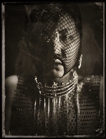 一张黑白照片 女人戴面纱遮住脸