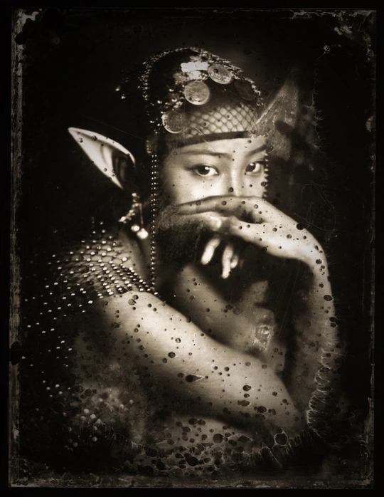 一张黑白照片 一个男子手里拿着什么东西