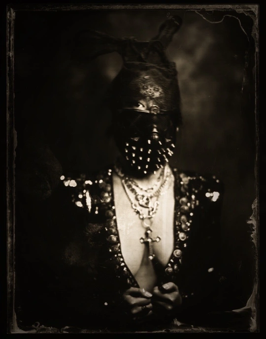 一张黑白照片 男人戴着一个面罩