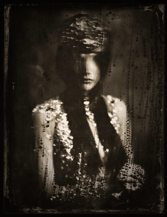 一张黑白照片 描绘了一位女性或男性的肖像