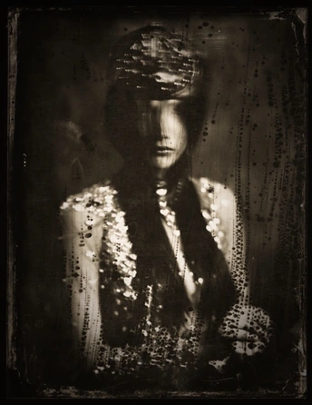 一张黑白照片 描绘了一位女性或男性的肖像