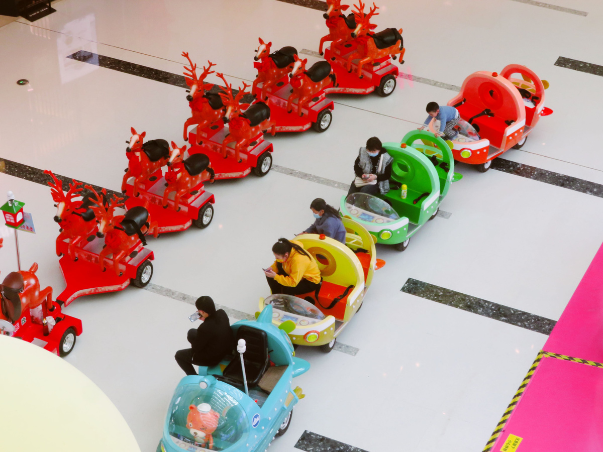 一群小孩子在玩具车里互相比赛