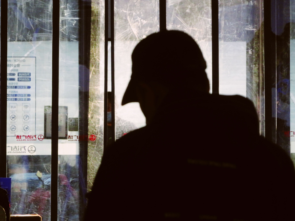 一个人坐在公交车前窗边的轮廓