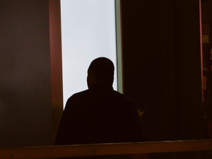 一个黑暗的房间 一个人影坐在窗户前