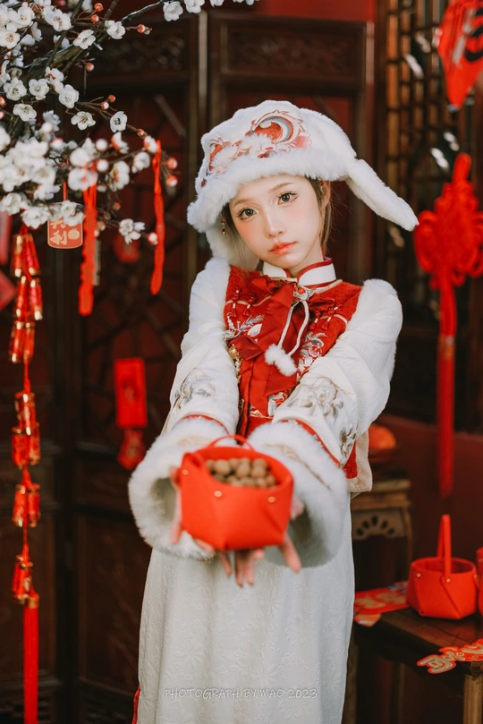 一个穿着中国传统服装的年轻女孩 穿着一件白色裙子。