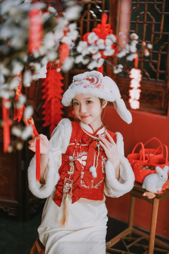 一个穿着红色圣诞帽的年轻女孩 为西方基督教节日打扮。