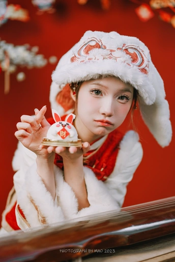 一个穿着服装的小女孩拿着一个盘子