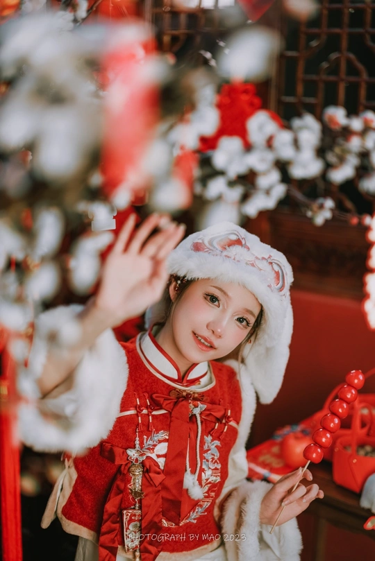 一个小女孩穿着红色的圣诞装