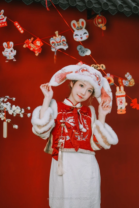 一位穿着传统服装的年轻女子戴着红帽子