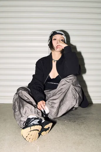 一位年轻女子坐在地板上