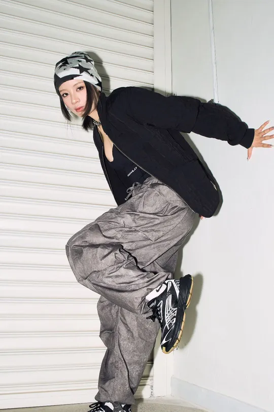 一个年轻人骑着滑板飞入空中