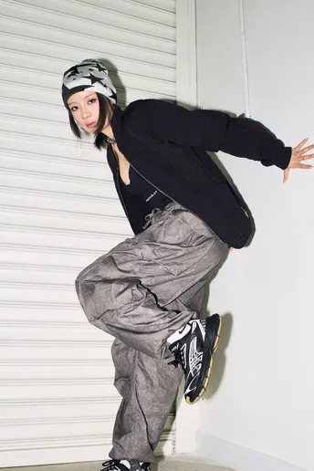 一个年轻人骑着滑板飞入空中