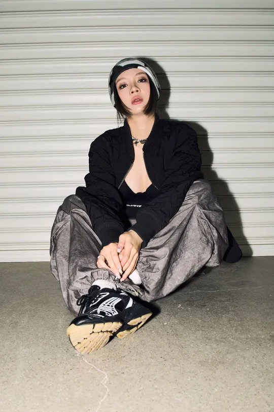 一个年轻女子坐在地板上 光着脚