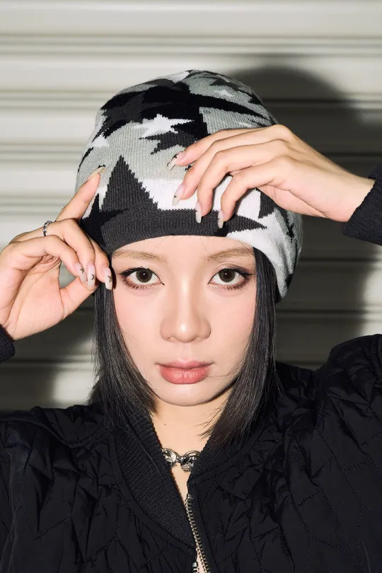 一个头戴黑白相间帽子的女孩