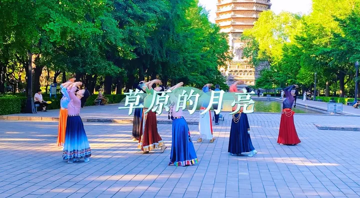 草原的月亮