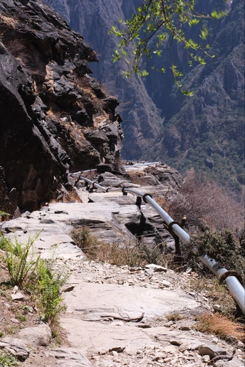 通往山顶的管道之路
