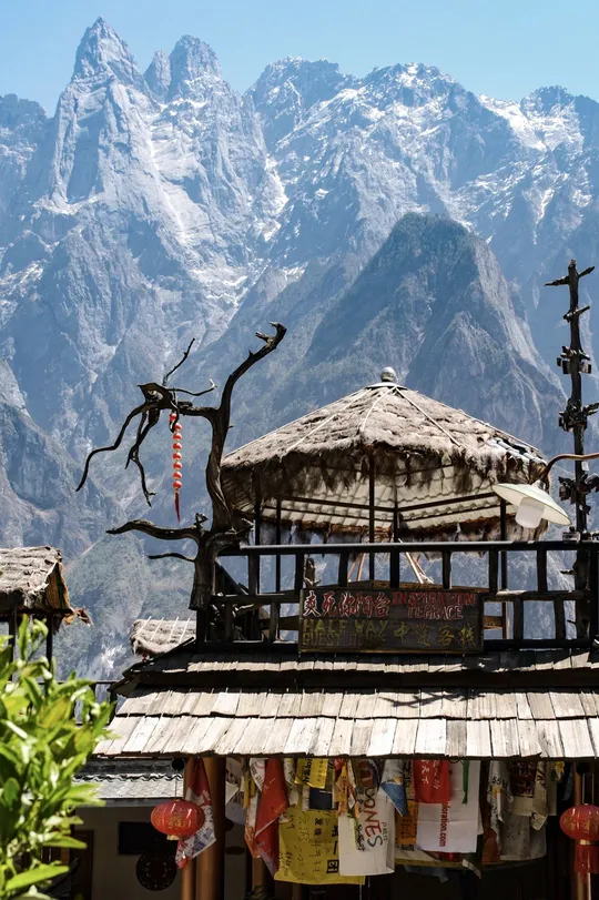 茅草屋顶的小屋 位于山脉前方