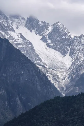 湖下雪山的船