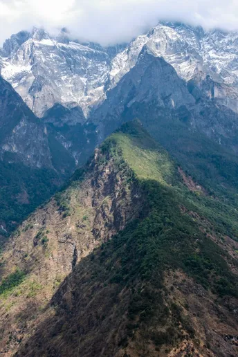 雪山环绕的山脉 下方有山谷。