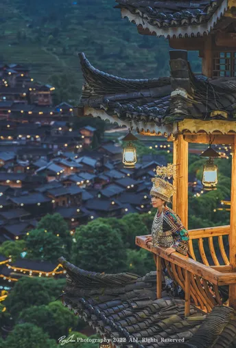 夜晚寺庙阳台上点亮的灯笼下的人