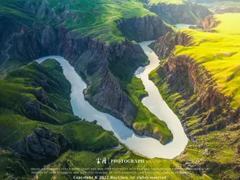 美丽的风景画 有绿色的山和一条河