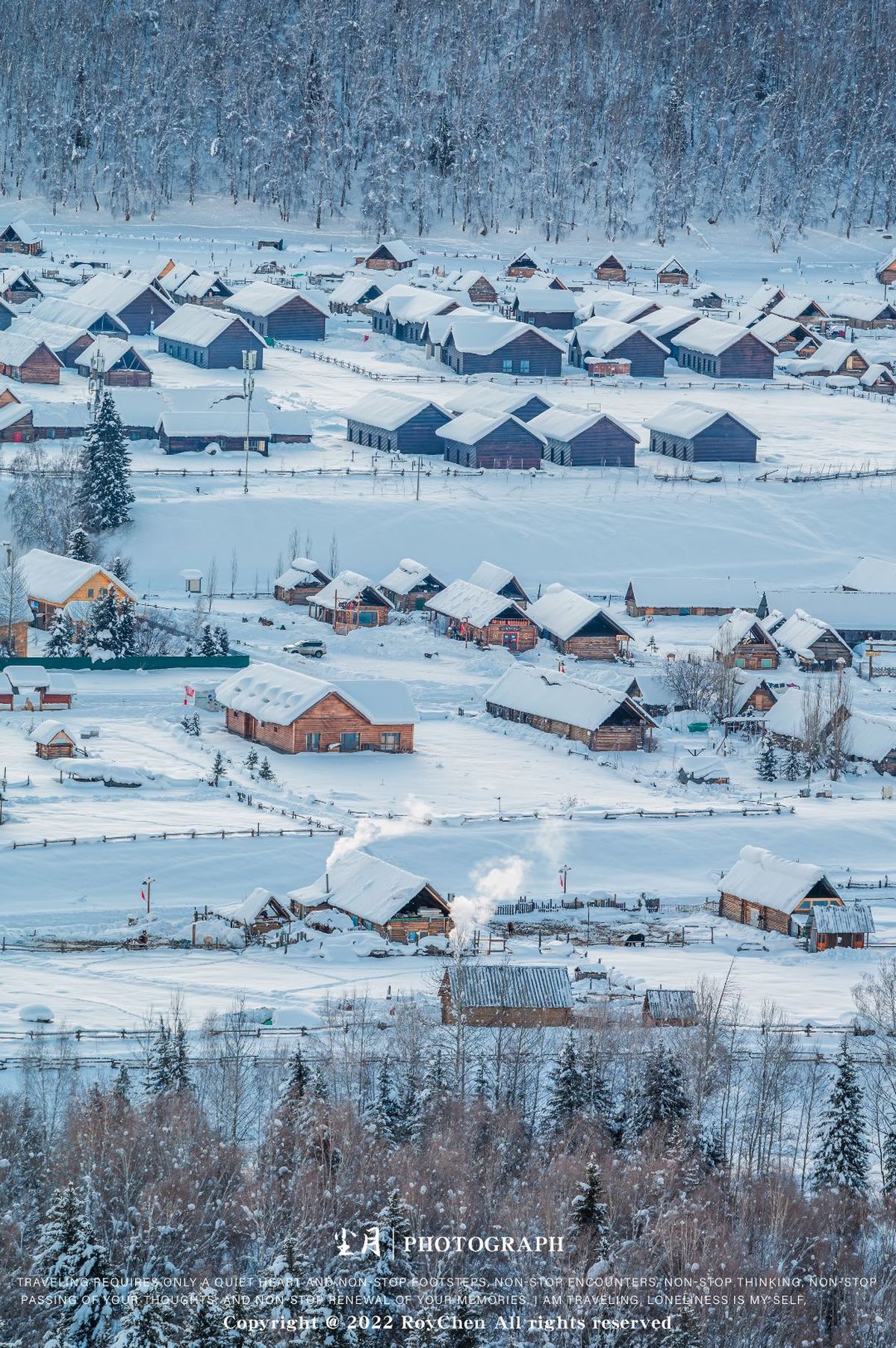 冬天的一个雪景 小城镇和田野