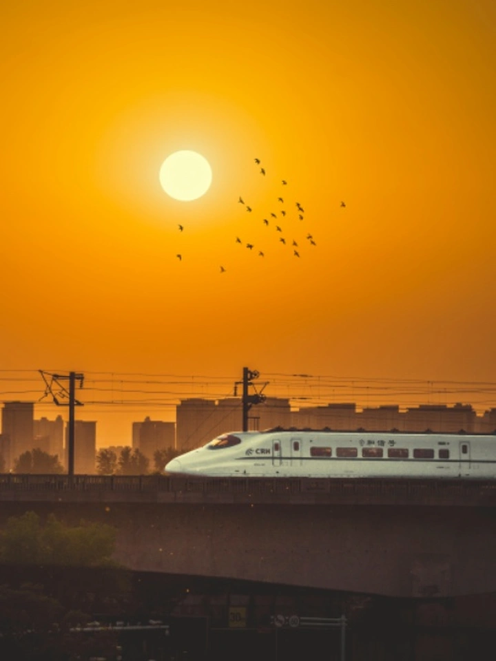 🌅落日余晖下的高铁浪漫 | 奔赴山海的诗意旅程