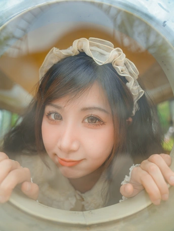一位年轻女子通过镜子看向相机