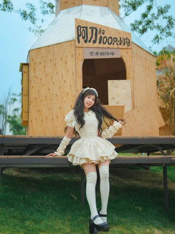 一位穿着白色连衣裙的年轻女子站在一栋小房子前面