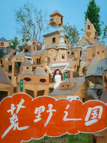 站在木质房屋前的夫妇照片